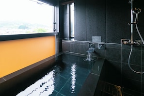 Premium-Zweibettzimmer | Badezimmer | Kostenlose Toilettenartikel, Haartrockner, Hausschuhe