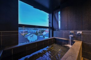 A modern bathroom with a large window, a bathtub, and a shower area. - Ureshino Onsen Yadoya Uchiroji Hondori (Ureshino)