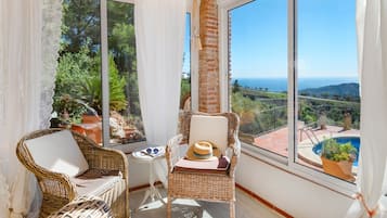 Fernseher, Kamin, Bücher