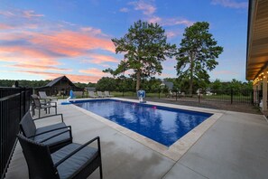 Pool - Dorothy's Cabin · Pool Volleyball | B-Ball | Air Hockey | Ping Pong (Broken Bow)