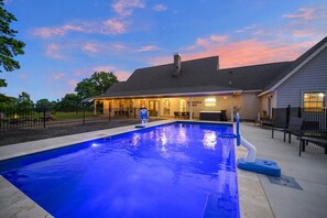 Una piscina con un aro de baloncesto, un patio cubierto y un edificio con un letrero que dice 'DROTHYS CUBIN'.