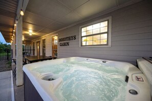Un jacuzzi en una cabaña con un letrero que dice 'Dorothy's Cabin'.