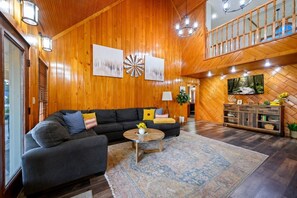 Smart-TV, Kamin, Tischtennisplatte