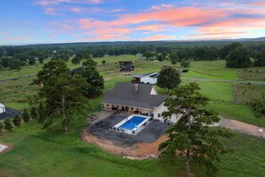 Exterior - Dorothy's Cabin · Pool Volleyball | B-Ball | Air Hockey | Ping Pong (Broken Bow)