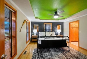 5 bedrooms, travel cot, free WiFi, bed sheets - Dorothy's Cabin · Pool Volleyball | B-Ball | Air Hockey | Ping Pong (Broken Bow)
