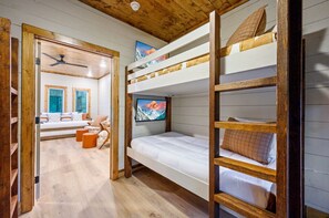 4 Schlafzimmer, Schreibtisch, Bügeleisen/Bügelbrett, Reisekinderbett