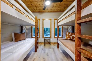 4 間睡房、書桌、熨斗/熨衫板、可攜式嬰兒床