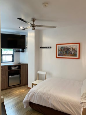 City-Doppelzimmer, Nichtraucher, Stadtblick | Zimmersafe, individuell eingerichtet, Schreibtisch