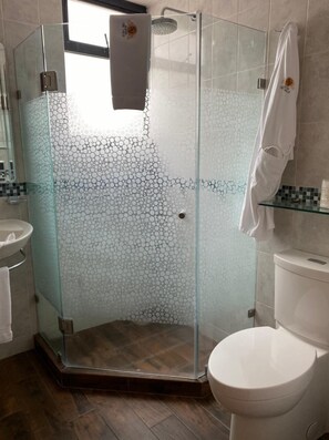 Suite studio, non-fumeur, vue sur la ville | Salle de bain | Douche, douche cascade, séchoir à cheveux, peignoirs