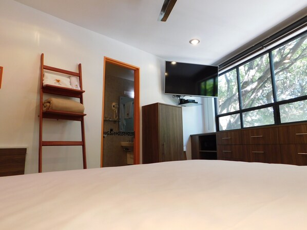Deluxe Double Room, 1 King Bed, Non Smoking, City View | In-room safe, individually furnished, desk, laptop workspace - Suites del Valle (Mexico City)