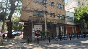 Un edificio con un letrero que dice 'Visdel Norte' y un rótulo que indica carne de res de primera calidad.