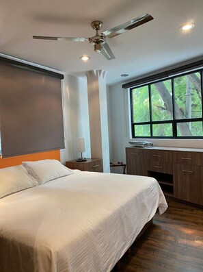 Kamar Double Eksekutif, Bebas Asap Rokok, pemandangan kota | Brankas, dilengkapi dengan perabotan berbeda-beda, dan meja kerja