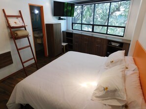 Kamar Double Deluks, 1 Tempat Tidur King, Bebas Asap Rokok, pemandangan kota | Brankas, dilengkapi dengan perabotan berbeda-beda, dan meja kerja
