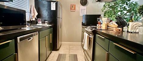 Een koelkast, een magnetron, een kookplaat, een vaatwasser