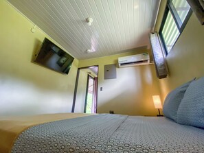 1 bedroom, WiFi, bed sheets - Selva Negra Loft: surrounded by mountains, rivers, lakes, and lush wildlife. (Río Cuarto)