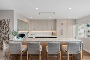 Réfrigérateur, four à micro-ondes, un four, surface de cuisson