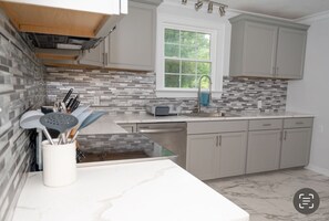 Mikrowelle, Ofen, Herdplatte, Geschirrspüler