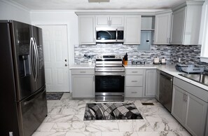 Microwave, oven, stovetop, dishwasher - Nice peaceful and spacious home. (Clanton)