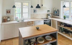 Refrigerador, placa de cocina, lavavajillas, utensilios de cocina