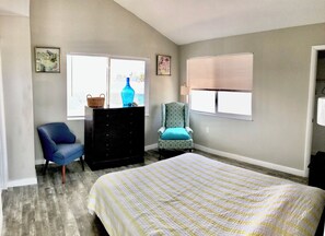 Tabla de planchar con plancha, wifi y ropa de cama 