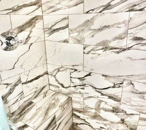 Regadera, secadora de cabello, toallas, jabón 