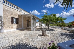 Terrace/patio - GuestHost - Villa Beatrice: Countryside Charm in Ostuni (Fumarola)