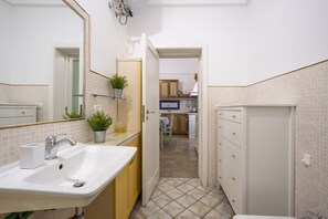 Douche, sèche-cheveux, bidet, serviettes fournies