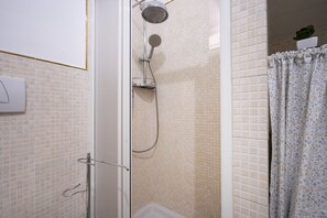 تجهيزات دش، مجففات شعر، مراحيض شطف، مناشف