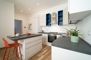 Fridge, oven, stovetop, dishwasher