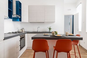 Fridge, oven, stovetop, dishwasher