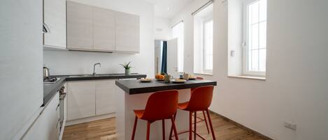 Fridge, oven, stovetop, dishwasher