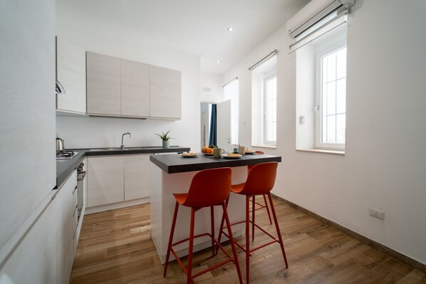 Fridge, oven, stovetop, dishwasher