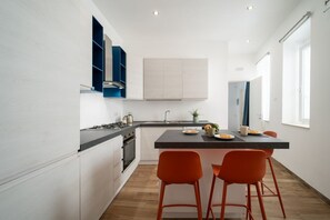 Jääkaappi, uuni, liesi, astianpesukone