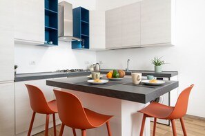 Fridge, oven, stovetop, dishwasher