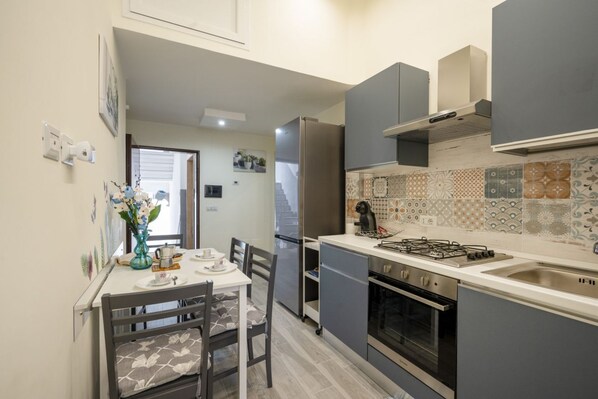 Een koelkast, een oven, een kookplaat, een koffiezetapparaat/waterkoker