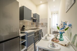 Fridge, oven, stovetop, coffee/tea maker