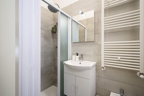 Dusche, Haartrockner, Bidet, Handtücher
