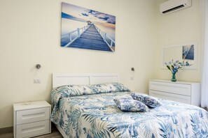 1 slaapkamer, een strijkplank/strijkijzer, wifi, beddengoed