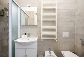 Shower, hair dryer, bidet, towels