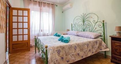 GuestHost - Ploaghe - Cozy House with Patio!