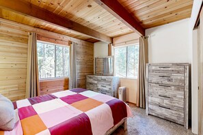 2 bedrooms, iron/ironing board, Internet, bed sheets