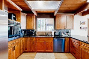 Fridge, microwave, oven, stovetop - Mountain serenity awaits, your gateway to lakeside relaxation and adventure (Arnold)