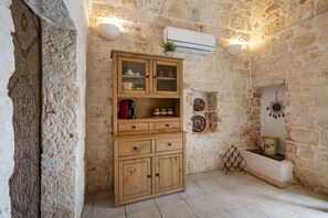 Interior - Beautiful villa with garden, surrounded by olive trees and equipped with all the comforts to comfortably accommodate 2 people, including parking and a patio equipped with barbecue for eating and enjoying pleasant moments of relaxation. The house is immer (Ostuni)