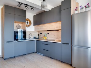 Kjøleskap, ovn, oppvaskmaskin og kjøkkenutstyr