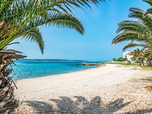 Una spiaggia nelle vicinanze