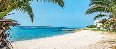 Una spiaggia nelle vicinanze