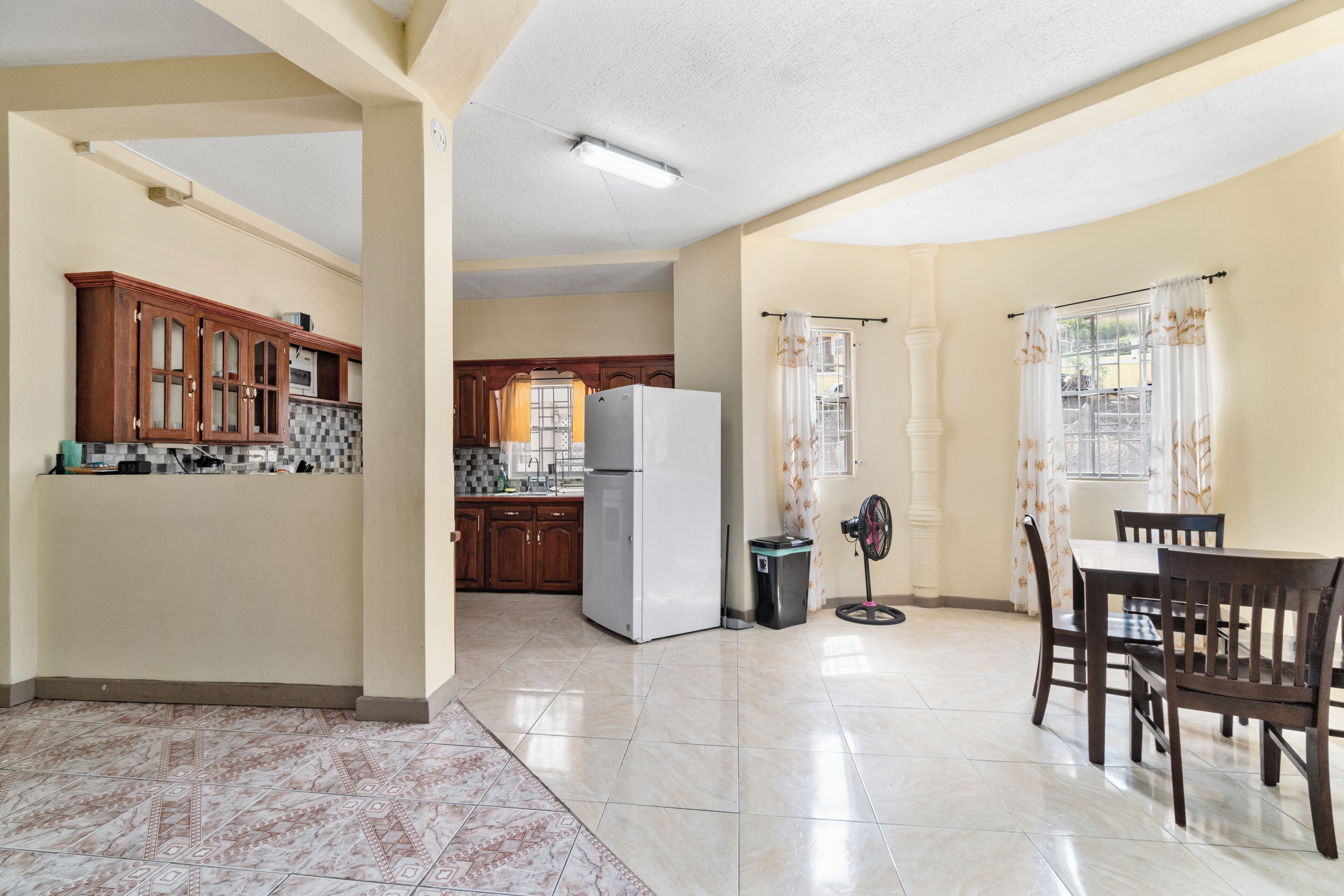 تناول الطعام داخل الغرفة