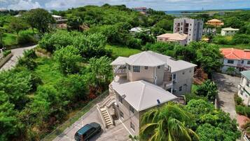 Vista frontal de la propiedad