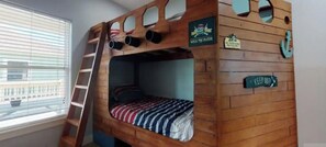 4 bedrooms, travel crib, WiFi, bed sheets