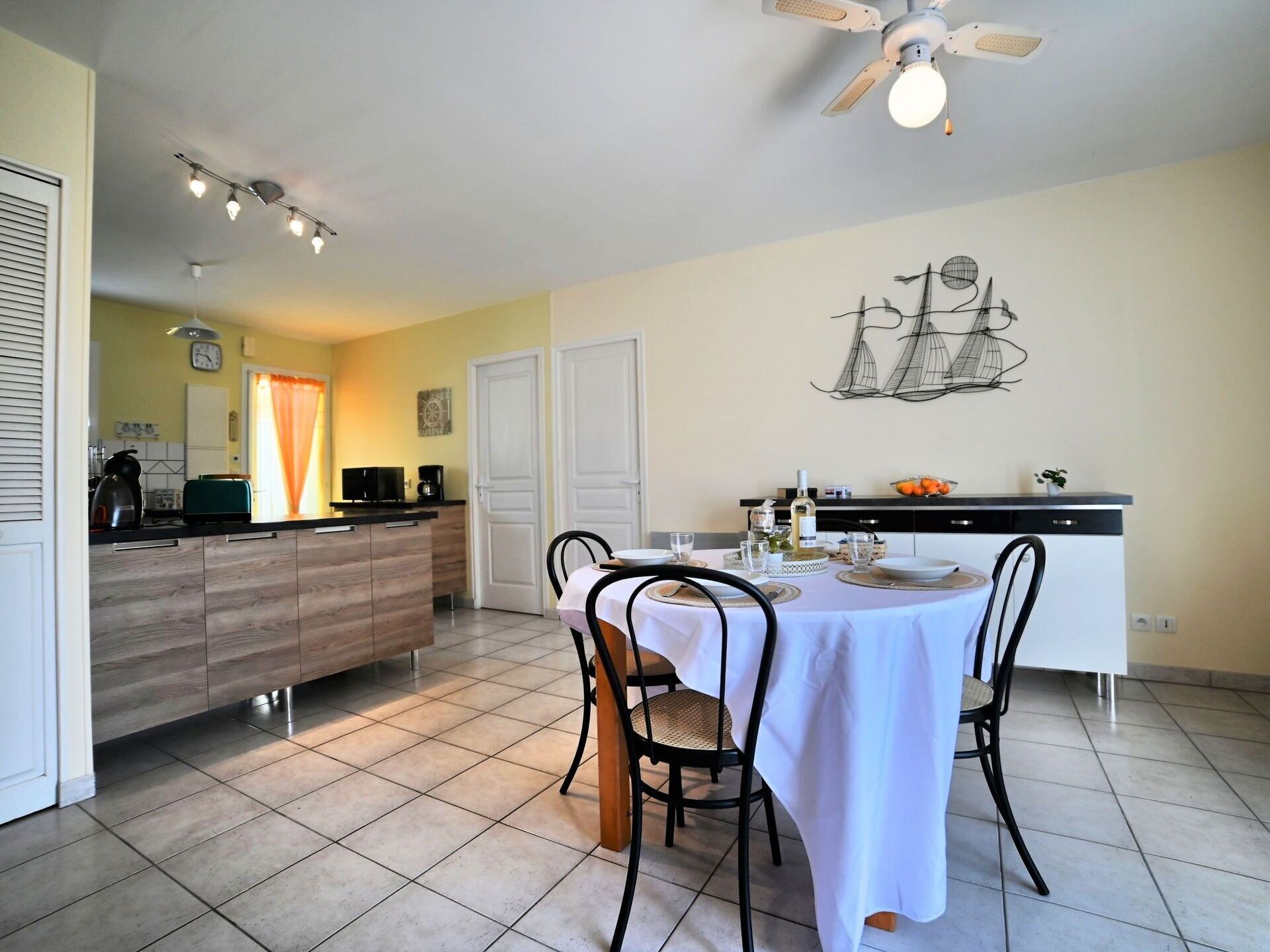 Una cocina moderna con zona de comedor.